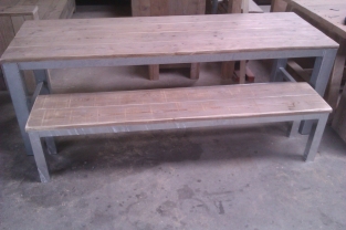Gerüstholztisch mit Stahlfuß